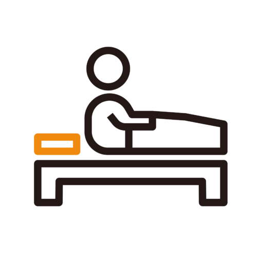 起きてベッドに座っている