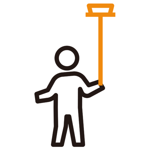 ほうきを手に乗せて遊ぶ