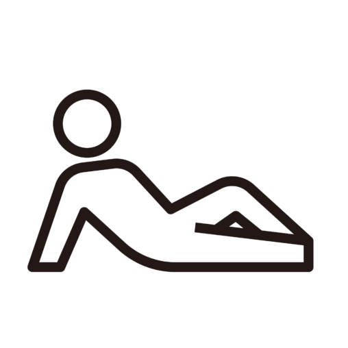 座ってだらける人