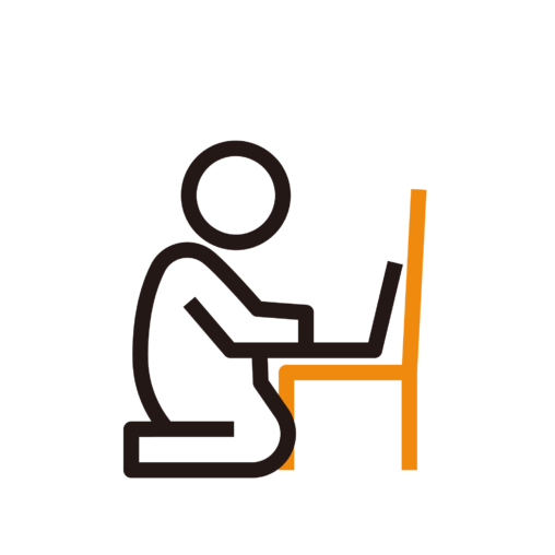 椅子の上でパソコン作業