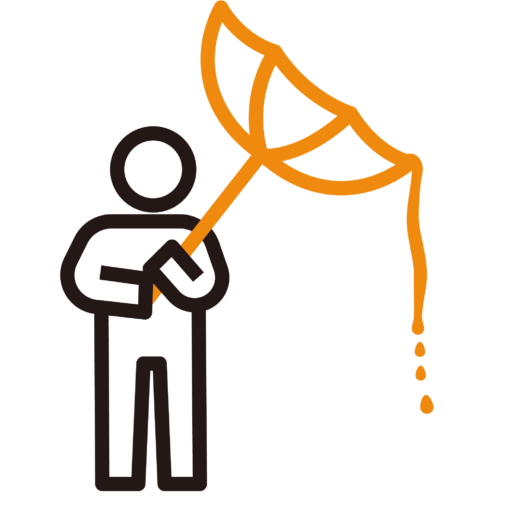 傘に溜まった水を捨てる